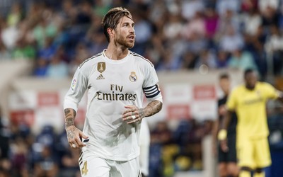 米兰电竞-久保建英赛后和对手交换球衣